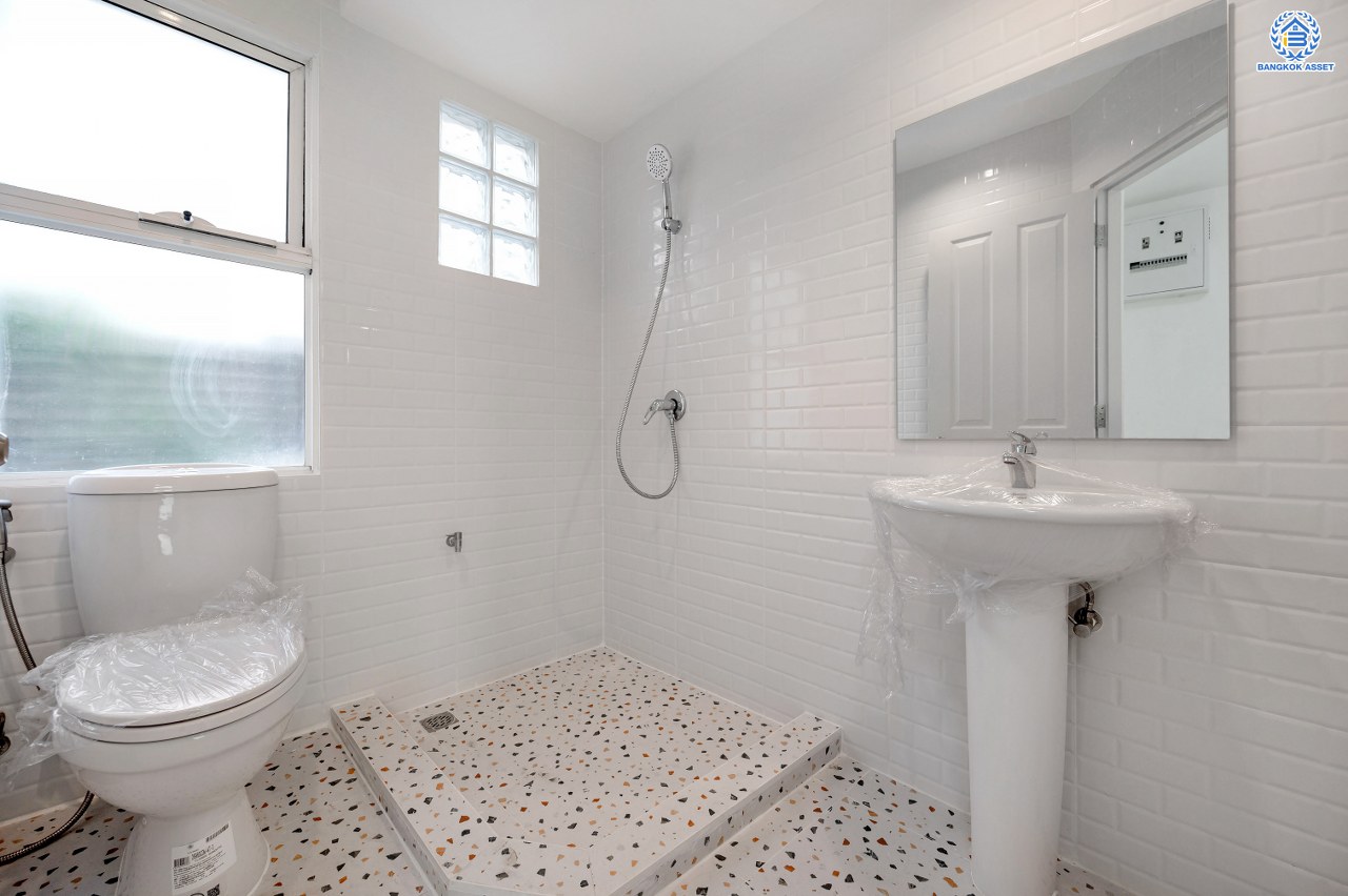 บ้านมือสองตกแต่งใหม่ โครงการ ชัยพฤกษ์ ติวานนท์-ราชพฤกษ์1 หลังมุม เนื้อที่ 68.4 ตร.ว. ฟังก์ชัน 3 ห้องนอน 2 ห้องน้ำ จอดรถได้ 2 คัน สภาพแวดล้อมดี บนทำเลศักยภาพ หน้าโครงการติดถนนใหญ่ เชื่อมต่อถนนราชพฤกษ์ ใกล้จุดขึ้นทางด่วน "ศรีสมาน" ใกล้ห้าง "เซ็นทรัล เวสต์เกต" และ "โรบินสัน ไลฟ์สไตล์ ศรีสมาน"...